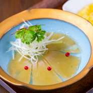 気仙沼産・吉切鮫の尾ビレを使った、歯ごたえのある大人気の前菜です。