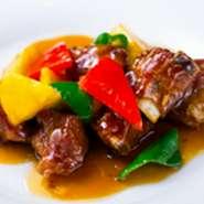 神戸ポーク（高尾牧場）を使った鮮度抜群のスペアリブに、オリジナルの上海黒酢を使った人気の一品。