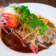 淡路島・岩屋港の旬の鮮魚を、伝統的な香港海鮮料理の手法で調理した逸品です。