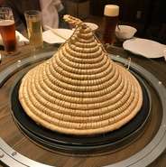 海鮮、肉、野菜などその日に仕入れた「極上の食材」を【雲南式蒸し鍋】で食材ごとに蒸し、タレに付けて頂きます。蒸しているので旨味を一切逃さず、極上の食材本来のお味が楽しめます！
※予約要