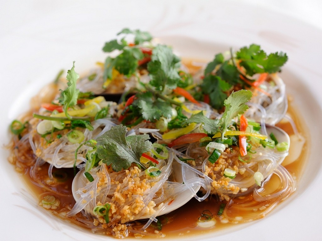 活ハマグリのガーリック蒸し