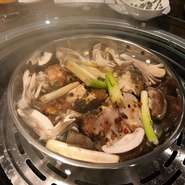 海鮮、肉、野菜などその日に仕入れた「極上の食材」を【雲南式蒸し鍋】で食材ごとに蒸し、タレに付けて頂きます。蒸しているので旨味を一切逃さず、極上の食材本来のお味が楽しめます♪