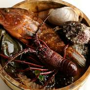 地元淡路島から仕入れる魚介類はもちろん、日本全国から選りすぐりの食材を集め、レベルの高い香港コックが仕上げています。とにかく美味しい広東料理をご堪能ください。