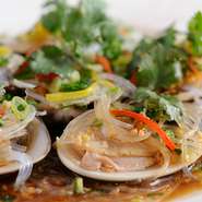 一品一品の完成度が高い料理の数々。その時の仕入れによってメニューが変わります。見た目の美しさも重視しているので、まず目で見て楽しめるように気を付けています。