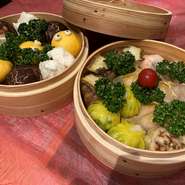 香港点心の魅力がぎっしり詰まった2名～3名用の点心詰め合わせセットです。
お客様の要望に応え、ご自宅などへの発送もお伺いいたします。
人数に合わせ、大きいサイズも対応致します。
ぜひ、ご相談下さいませ。
