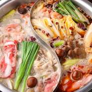 紅いスープと白いスープの2つの味を同時に楽しめる【火鍋】。漢方素材を15種類以上使い、じっくりと時間をかけて仕上げたスープはまさに絶品。70種類以上もある様々な具材で、自分好みのお鍋を召し上がれ。