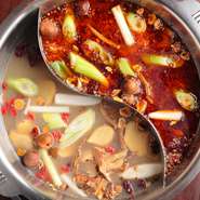 しびれる辛さの赤いスープと深いコクと旨みの白いスープ。漢方素材を使った薬膳スープで身体も心も健康に。