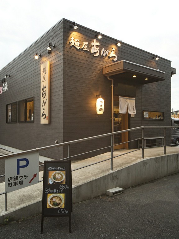 駐車場完備、テーブル席には子ども用椅子もあります