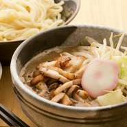 チャーシューの細切れとキャベツ、もやしの野菜炒めが加わるガッツリ系のつけそばです。ボリュームあり。