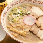 大量の豚骨を長時間炊き地元和歌山の?油を合わせたご当地和歌山ラーメンです。