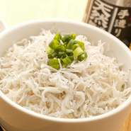 「釜あげしらす」たっぷり。醤油と「じゃばら」をちょっとずつ、ぽん酢風にいただくのがオススメです。