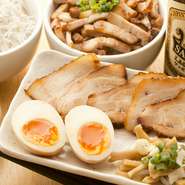 片面を炙った『ちゃーしゅー』『味玉』『メンマ』を一皿に盛り付けています。ラーメン屋おつまみの定番。