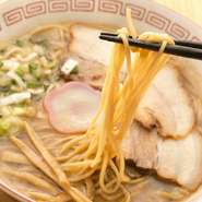 生まれ育った和歌山の味、自分の大好きなラーメンをお届けしたいと思い、作り上げた一杯です。和歌山・有田の昔ながらの製法で作られた「天然醸造醤油」を使い、細ストレート麺は国産小麦からのみ製造したものです。