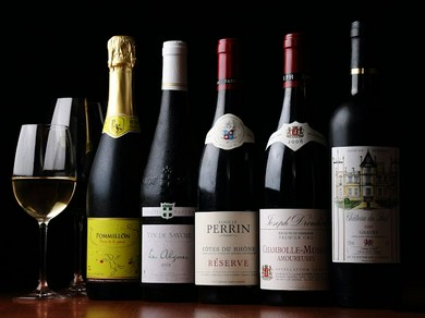 ワインは約50種類。2時間で2000円の飲み放題コースも