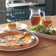 ホッと一息つける落ち着いた店内はお一人でのお食事にも最適。