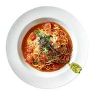 モッツァレラチーズとバジルが絡み合う王道のトマトソースパスタ