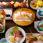 鮨と和食が一体となったコースメニューは全部で12コースと充実。お祝いの席から接待、法事までシーンにあったお食事を選び楽しめます。舌だけでなく目も満足させる色鮮やかでうつくしい盛り付けです。