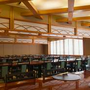 お座敷も最大120名まで収容可能なお座敷が用意されています。お祝いの席や法事、宴会と様々なシーンで利用できるお部屋です。駐車場も40台分完備されており大人数でのお食事におすすめ。