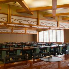足元楽々！120名まで収容可能の椅子席があるお座敷