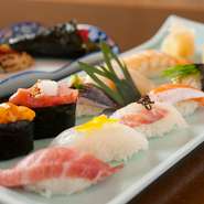 魚介類の多くが港よりその日に釣れた魚が直送され、当日の鮮度が抜群のお魚が味わえるのが【入船鮨】の魅力です。市場に出る前のおいしさが味わえるとあって、一度食べると再び訪れたくなる。