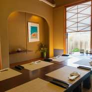 「定食」や「懐石」「弁当」メニューが豊富に揃っており、うつくしい盛り付けのおいしい品々が味わえると女性に人気。落ち着いた和造りの個室も完備されており周りを気にすることなくお食事が楽しめます。