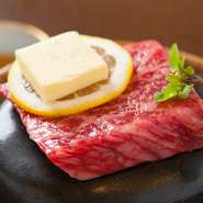 静岡産の牛肉をつかった本格ステーキ。石の上で焼いたできたてのお肉は味わい深くジューシー。