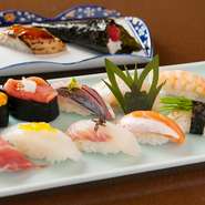 その日にとれた魚介をつかった「旬のにぎり12カン」と「手巻き1本」と「吸物」がセットで味わえます。