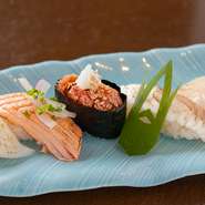 本日おすすめの炙りが5カンが一皿で味わえる『炙りセット』