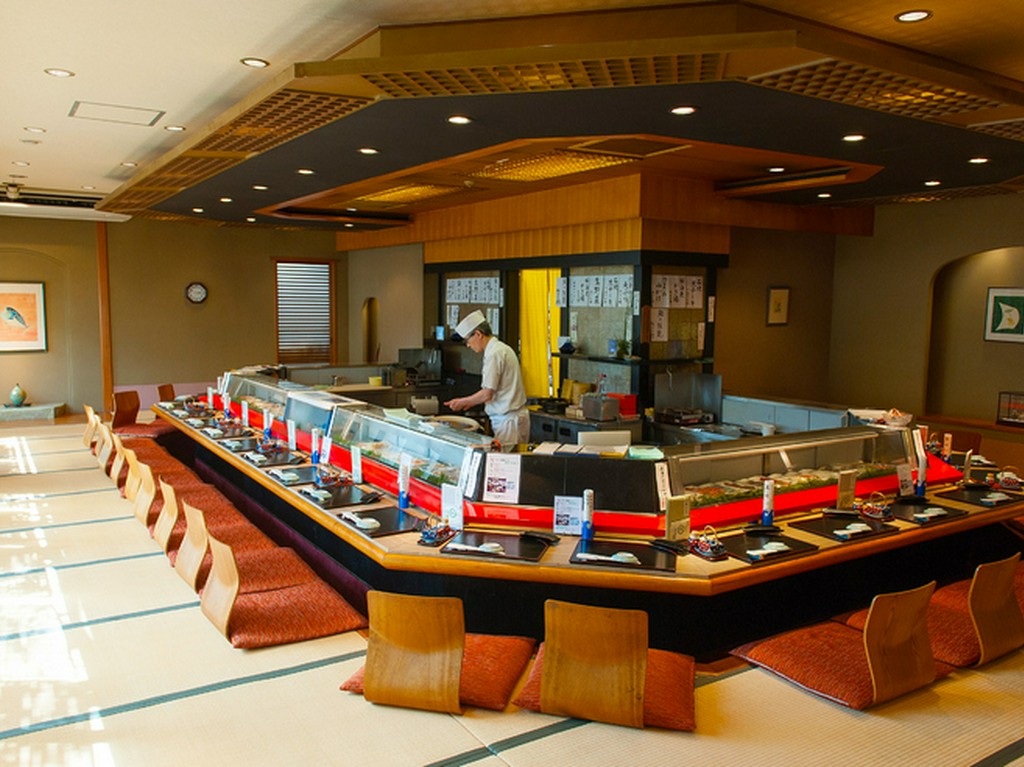 職人さんと会話を楽しみながらお食事ができる広々カウンター席