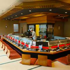 職人さんと会話を楽しみながらお食事ができる広々カウンター席