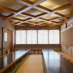 くつろぎながらお食事ができる、2階30名席のお部屋“登呂”。