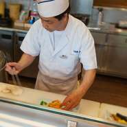 食材の良さを活かした料理に「おいしい」と言ってもらえることが何よりうれしいです。現状に留まらず新しい料理を考案し、提供していく姿勢を大切にしています。