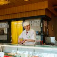 例えば、鮨を一貫目出した時にお箸で食べたお客さまには、ニ貫目からはお箸向きに握ります。お客さまの様子には常に気を配り、さりげないサービスができるよう心がけています。