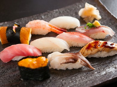 獲れたての旬の魚介をつかった『季節のおすすめにぎり・吸物付』