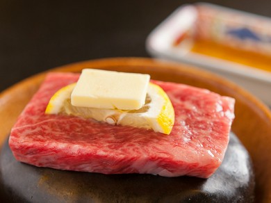  柔らかくジューシーな味わいの『牛石焼（黒毛和牛A5）』