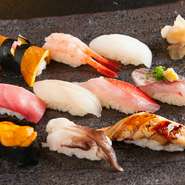 駿河湾でとれた鮮魚を仕入れている【入船鮨】。厳選した魚介のおいしさがストレートに味わっていただけます。そのままでも十分おいしい食材を炙るなどひと工夫した料理が楽しめます。