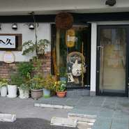 多彩なコース料理が用意され、また、要望に応じて料理プランを考えてくれるので、会社の新年会や歓送迎会、地域の慰労会などの会食にぴったりです。新鮮な旬の魚と美酒に酔う、充実の宴会を愉しめるお店です。