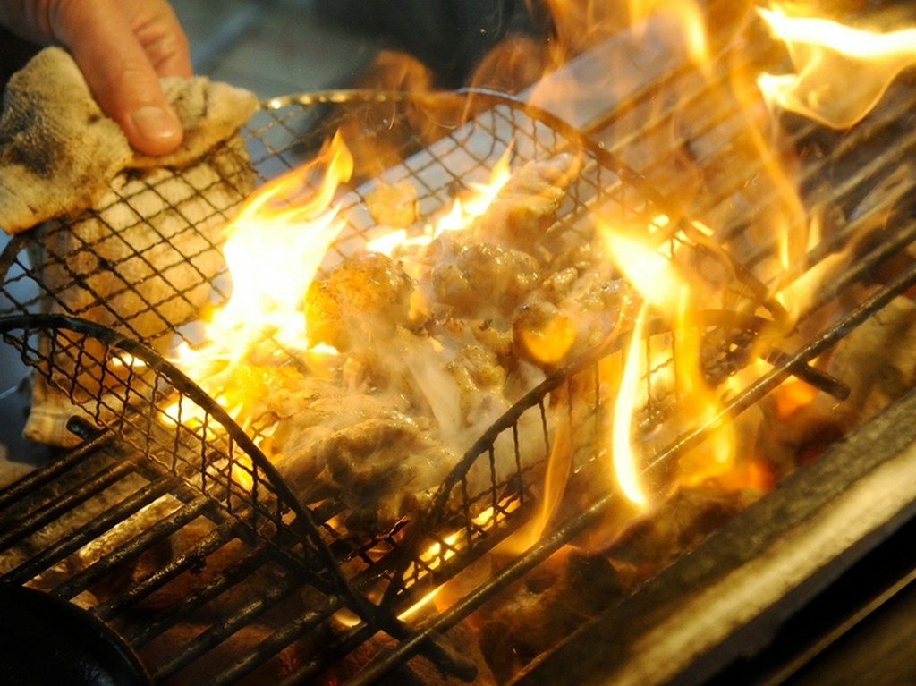 炭火で一気に焼き上げた『阿波尾鶏バラ焼き』