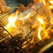 『阿波尾鶏バラ焼き』は、シンプルながらも【坐　とりじろう】の看板メニューの一つです。炭火で豪快に焼き上げるので、阿波尾鶏の旨みが凝縮されています。こだわりの柚子胡椒で食べるのがオススメだとか。
