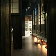 京の町家をイメージして作られた店内は個室・半個室でおもてなし