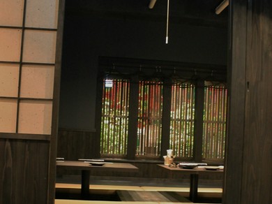 堀り座敷からは、緑と格子窓