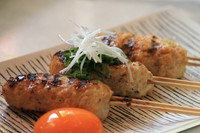 炭火でカリっと焼き上げました。玉子に付けて召し上がれ！