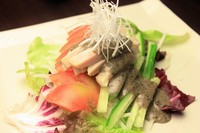 阿波尾鶏のムネ肉を塩〆してから蒸し、旨味を凝縮！