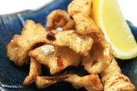 旨味が凝縮している首皮をカリカリに揚げ、香ばしい！　塩でどうぞ