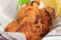 秘伝のタレに数時間漬け込み、二種類の粉でカリッと揚げました！