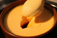 オーナーがレシピ考案。濃密玉子使用の、自慢のプリンをどうぞ！
