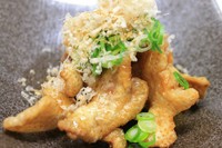 阿波尾鶏の首皮をカリっと揚げ、かつお風味の酢をたっぷりと！