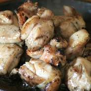 阿波尾鶏の旨味が味わえるレア焼でお持ちしております。炭の香りと阿波尾鶏のジューシーさが堪能できます　※3～4名様向け