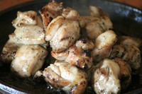 阿波尾鶏の旨味が味わえるレア焼でお持ちしております。炭の香りと阿波尾鶏のジューシーさが堪能できます　※3～4名様向け