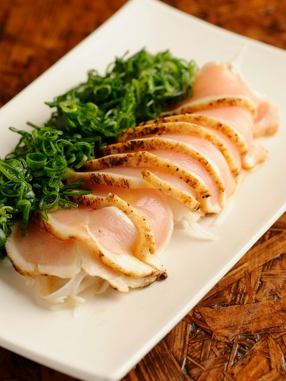 地鶏の旨みが最大限『阿波尾鶏むねタタキ』(検査証明取得済）